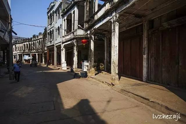 文昌骑楼老街有一景点：地面上铺满用水泥刻着汉字的方块石头，约有几十个字，有什么故事吗?