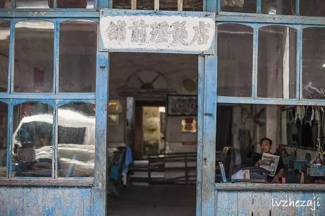 文昌骑楼老街有一景点：地面上铺满用水泥刻着汉字的方块石头，约有几十个字，有什么故事吗?