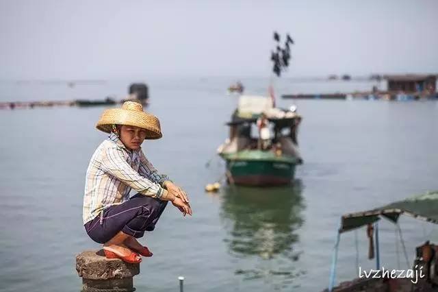 文昌骑楼老街有一景点：地面上铺满用水泥刻着汉字的方块石头，约有几十个字，有什么故事吗?