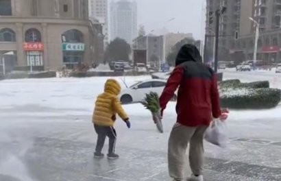 河北下大雪,一对父子出门被吹平移,这是个什么样的场景?