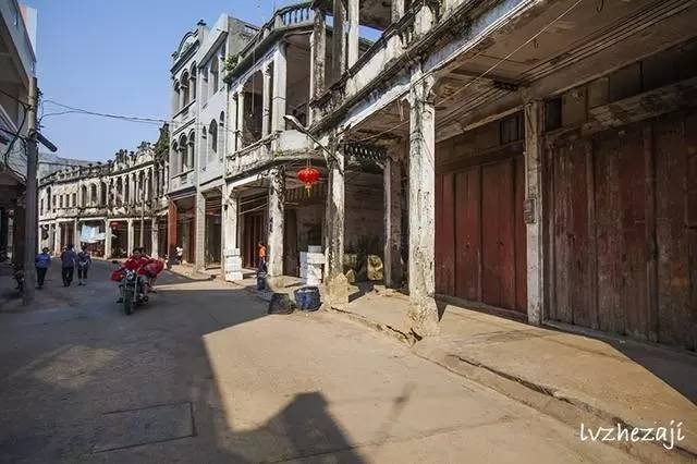 文昌骑楼老街有一景点：地面上铺满用水泥刻着汉字的方块石头，约有几十个字，有什么故事吗?