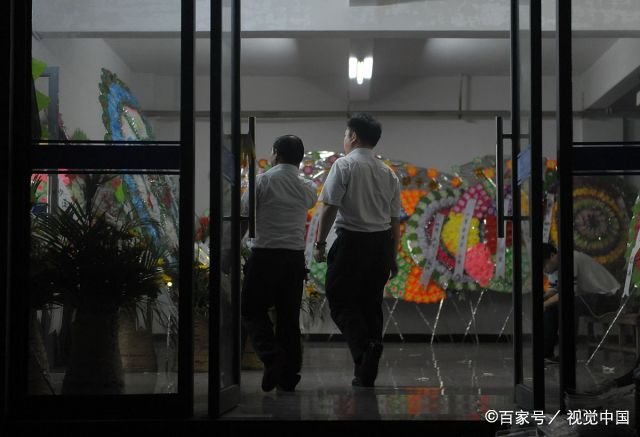 老婆值夜班跟男同事在河边喝酒，被我给撞上了，我该怎么办?