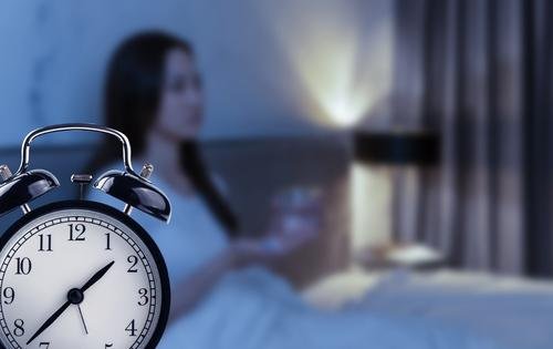 近六成青年入睡时间晚于23点，应该怎么解决青年的睡眠问题？