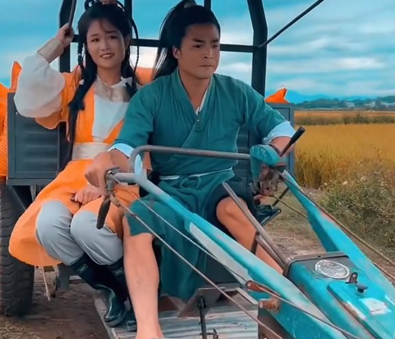 广西桂林一对农村夫妻装扮成郭靖和黄蓉收稻子，他们为何这么做？