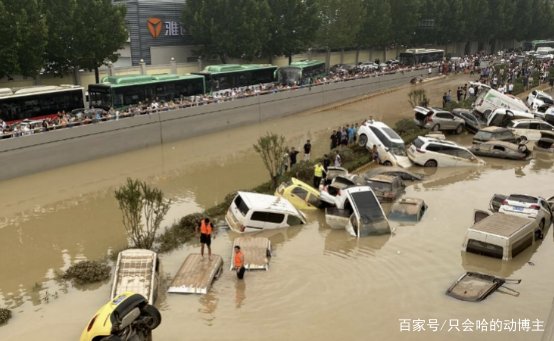 郑州又发暴雨预警，高架上停满了车，市民的心理阴影面积有多大呢？