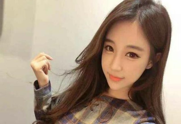 女子低胸装坐服务站，到底是服务站服务了她还是真乘凉？