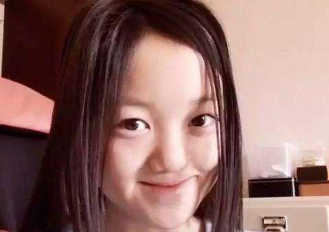 明星写得毛笔字有多值钱，王菲女儿两个字拍卖了26万