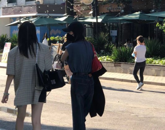 杨幂打卡刘诗诗同款姿势，穿无袖上衣抢镜，她的衣品如何？