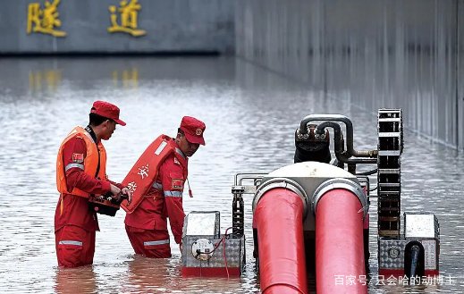 郑州又发暴雨预警，高架上停满了车，市民的心理阴影面积有多大呢？