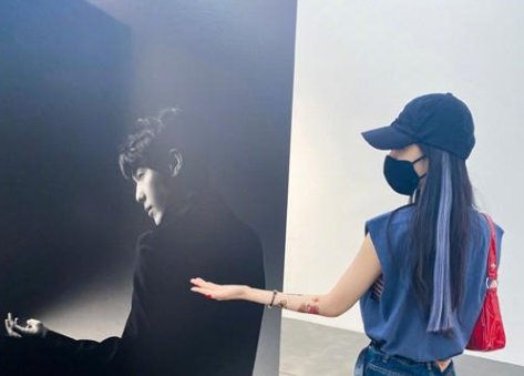 杨幂打卡刘诗诗同款姿势，穿无袖上衣抢镜，她的衣品如何？