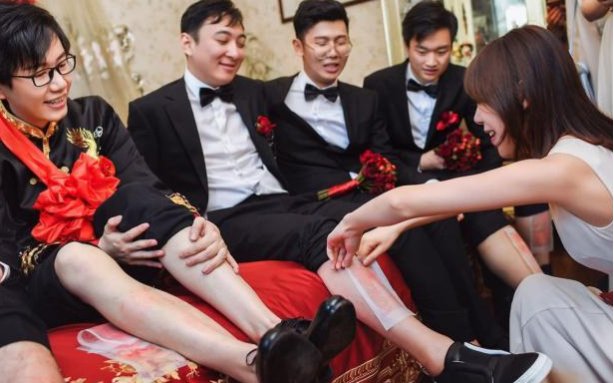 王思聪为好友婚礼做伴郎，豪送私人订制豪车对此你怎么看？