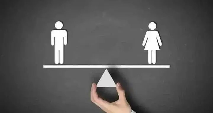 山东一女孩到男朋友家吃饭分桌引争议，值得争议的点在哪里？