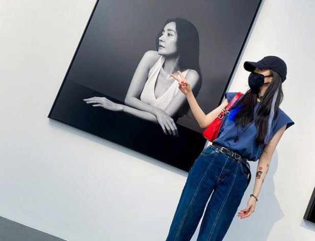 杨幂打卡刘诗诗同款姿势，穿无袖上衣抢镜，她的衣品如何？