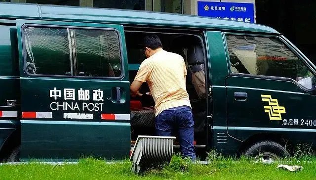 天津女子邮寄EMS快递11万黄金中途丢失,两嫌犯已被抓获,该如何赔偿?