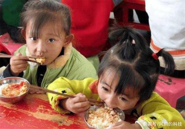 幼儿园吃饭太慢要去厕所吃？孩子在校受委屈，家长应该怎么做？