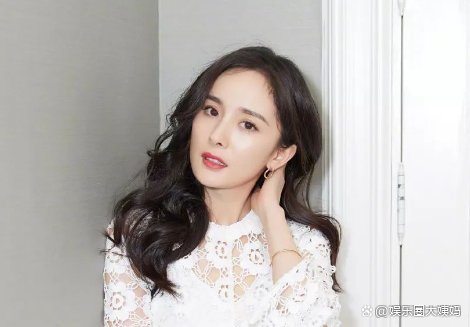 杨幂与神秘异性回小区,男方撞脸冯绍峰,粉丝是何态度?