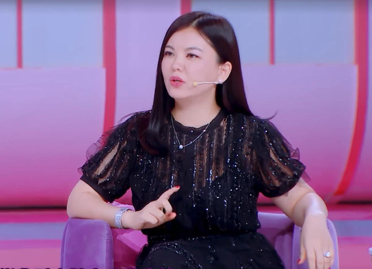 李湘离婚后首次露面,与神秘男子开车同行发生剐蹭,这件事你如何看待?