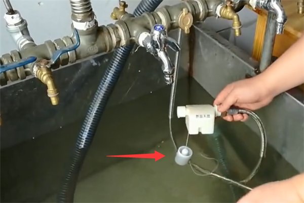家用水塔水位浮球开关怎么安装