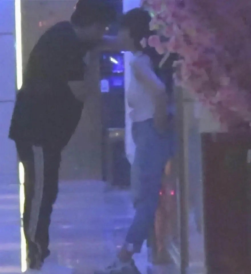 有八卦媒体曝光了李湘老公王岳伦醉酒的场景，画面中他的状态有多狼狈？