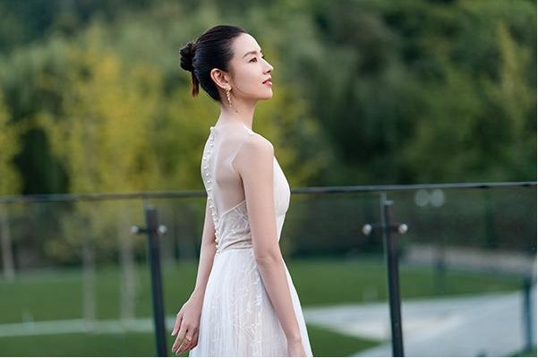 董洁和十岁儿子拍婚纱照，哪些动作和行为让人感觉她对孩子的爱很怪异？
