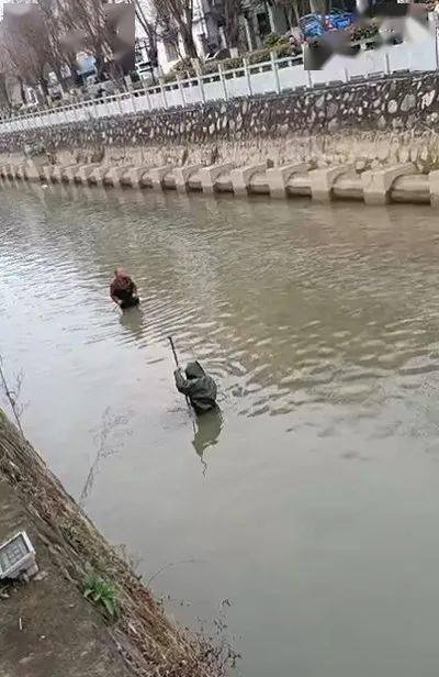 河道惊现大量现金，路人争相打捞，这是怎么一回事？
