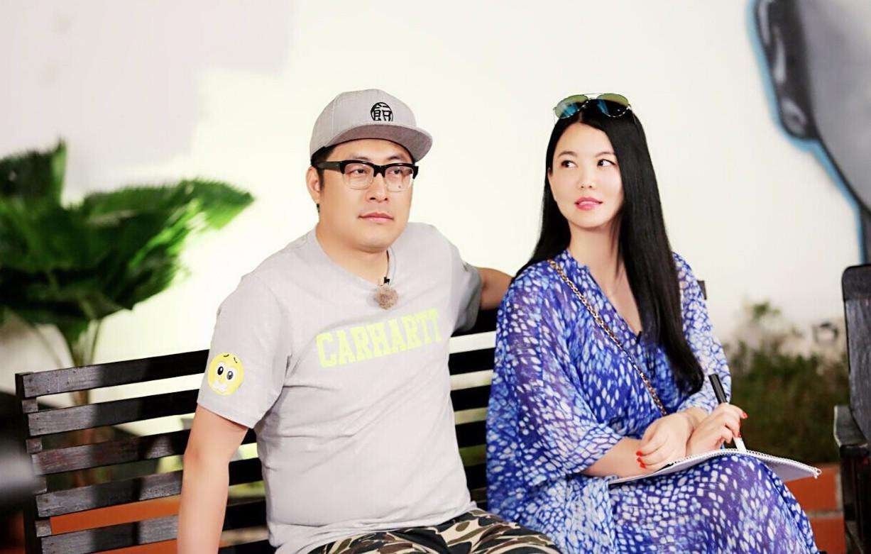 李湘离婚后首次露面,与神秘男子开车同行发生剐蹭,这件事你如何看待?