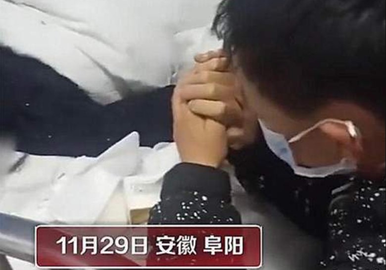 男孩跪守的患癌母亲去世,父亲失联多年,孩子会交由谁来抚养?