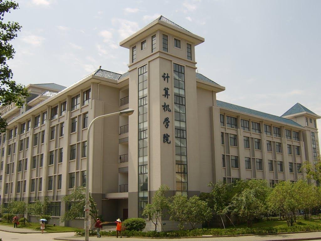 网曝大学学院领导与妙龄女子举止亲密，此事背后的真相到底是什么？