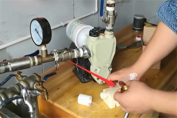 家用水塔水位浮球开关怎么安装