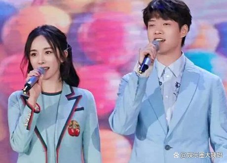 杨幂与神秘异性回小区,男方撞脸冯绍峰,粉丝是何态度?