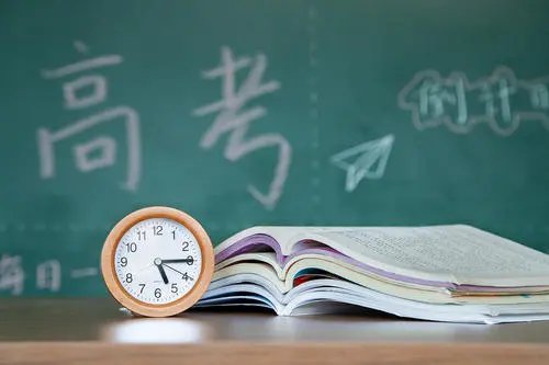 安徽一男生查询高考分数不理想独坐二楼拉二胡，这种心情是多少考试的写照？