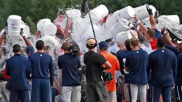 冰桶挑战 (Ice Bucket Challenge) 是如何火起来的?