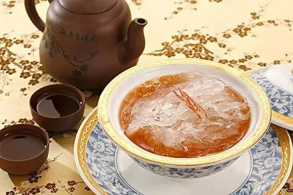 辨别真假燕窝很难，真燕窝有什么特点？颜色均匀吗？