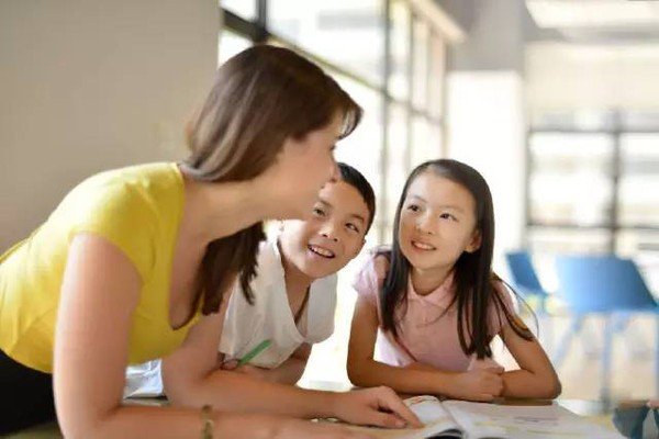 深圳近30万年薪招聘中小学教师，为什么有的地区还免考都招不满呢？