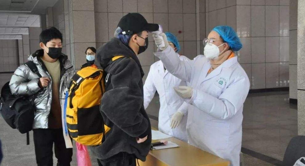 江苏一女子未戴口罩打防疫人员被行拘，其行为在法律中如何定性？
