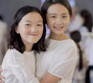 李嫣摆摊义卖,义卖的钱会捐到何处?