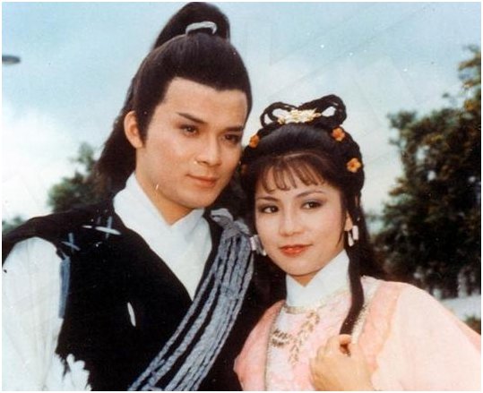 广西桂林一对农村夫妻装扮成郭靖和黄蓉收稻子，他们为何这么做？