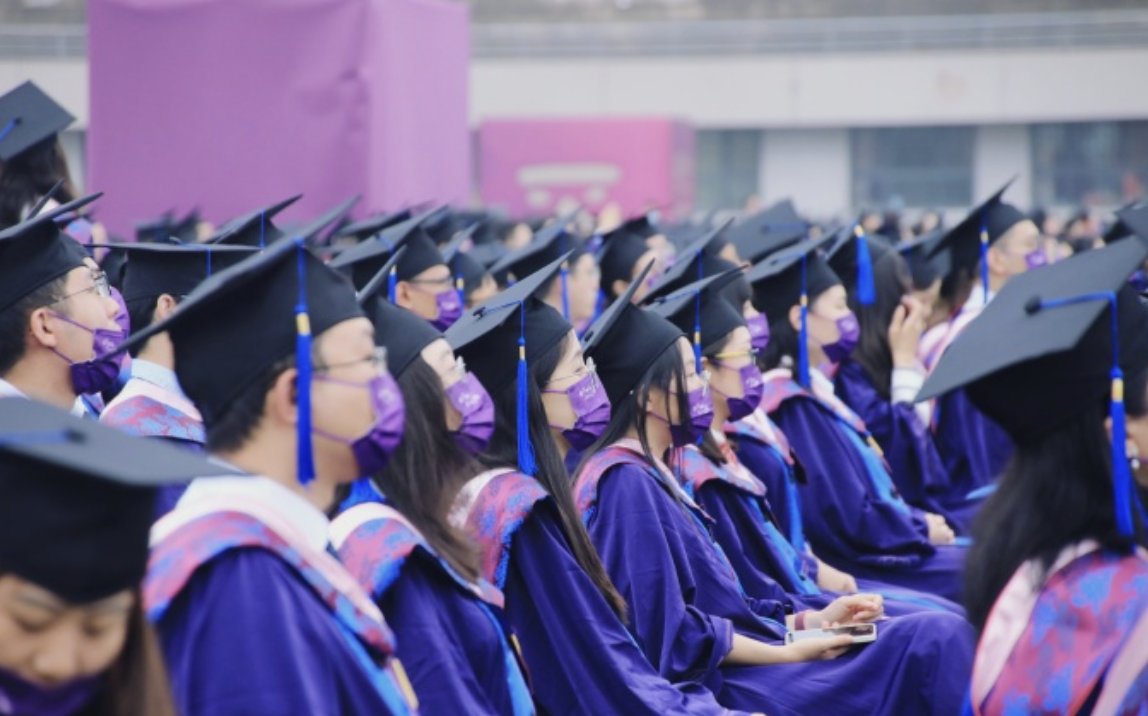 清华大学举行2021年研究生毕业典礼,现场是什么样的?