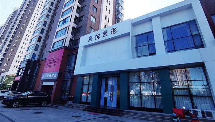 济南公安通报整形机构女老板殴打顾客,你认为该不该严惩此老板?