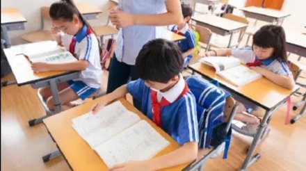 广州有部分小学教材异味大，这是什么原因造成的？