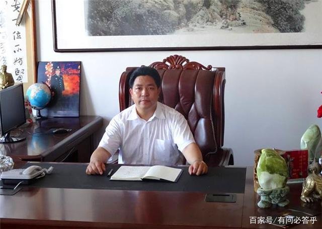 何荣锋落魄时一桌饭菜和10元路费施助，21年后，他怎么报答？