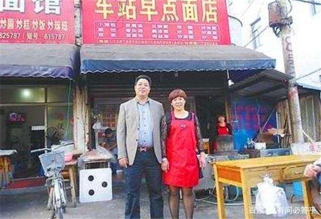 何荣锋落魄时一桌饭菜和10元路费施助，21年后，他怎么报答？