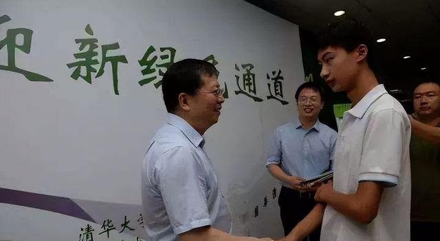 浙江男生高考698分：北大登门、清华下午联系，如何看待这一现象？