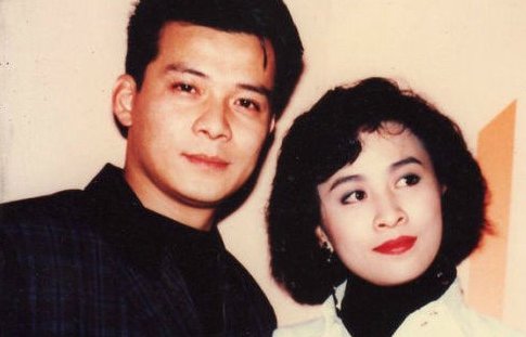 义不容情结局真是楚君死了或者当舞女而不敢回来？最后真是阿玲？