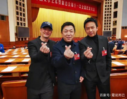 黄渤回应与女子挽手，称是自己的经纪人，对此你怎么看？