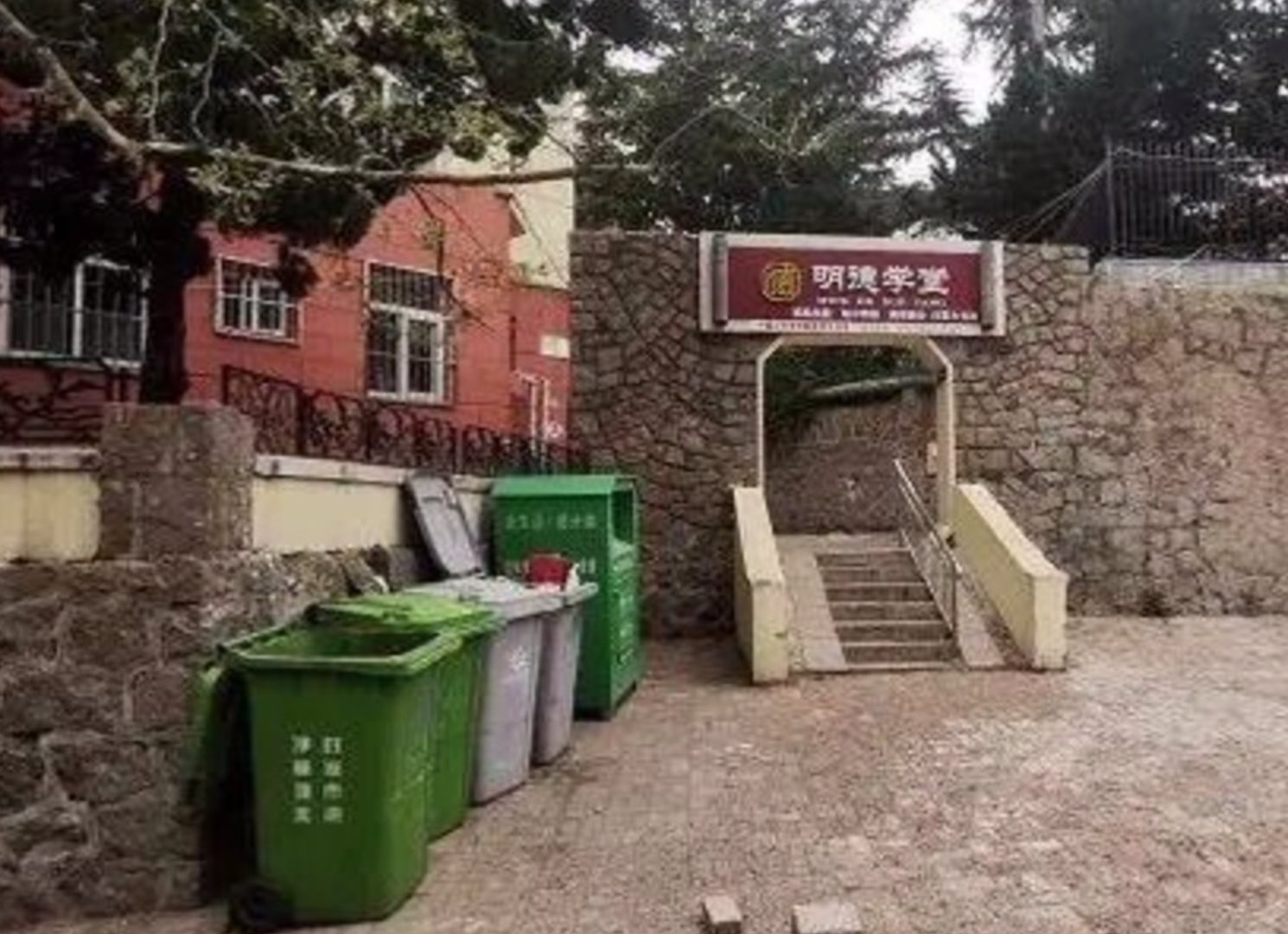 在青岛的垃圾桶上，惊现一名女弃婴，这背后究竟有什么难以启齿的心酸？