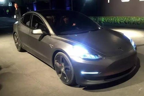 江西钢企给员工发轿车，网友对此有何评价？