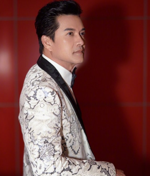 吕良伟与小33岁徐冬冬演情侣，你觉得吕良伟状态如何？