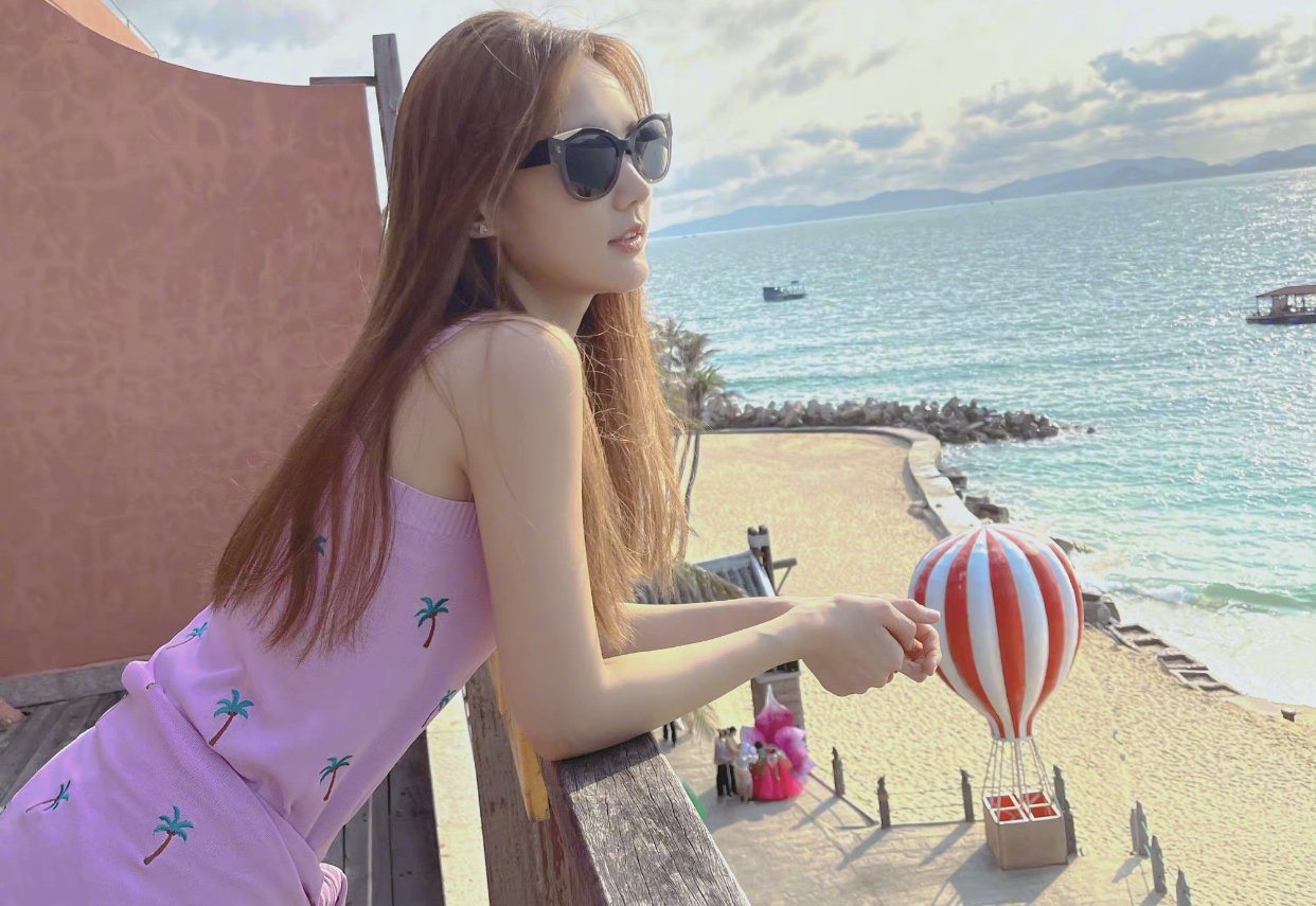 李一桐晒沙滩照，这是否唤起你对夏天的向往?