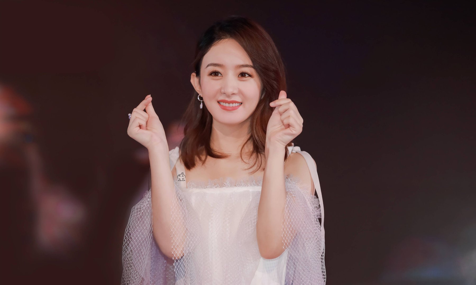 赵丽颖粉色挑染直发迷人，这样的赵丽颖你喜欢吗？